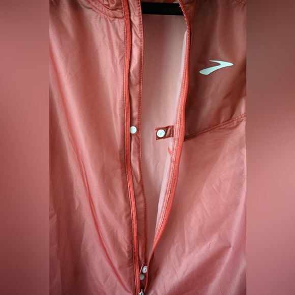 Brooks Running Lightweight Windbreaker- All Altitude - Picture 6 of 9